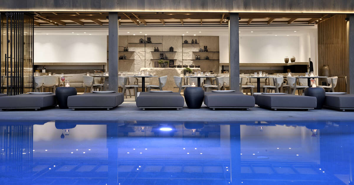 Een foto van het zwembad bij Aeonic Suites & Spa