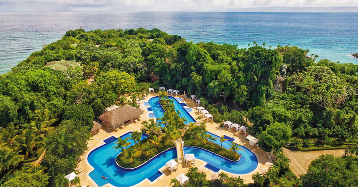 Een foto van het zwembad bij Luxury Bahia Principe Cayo Levantado
