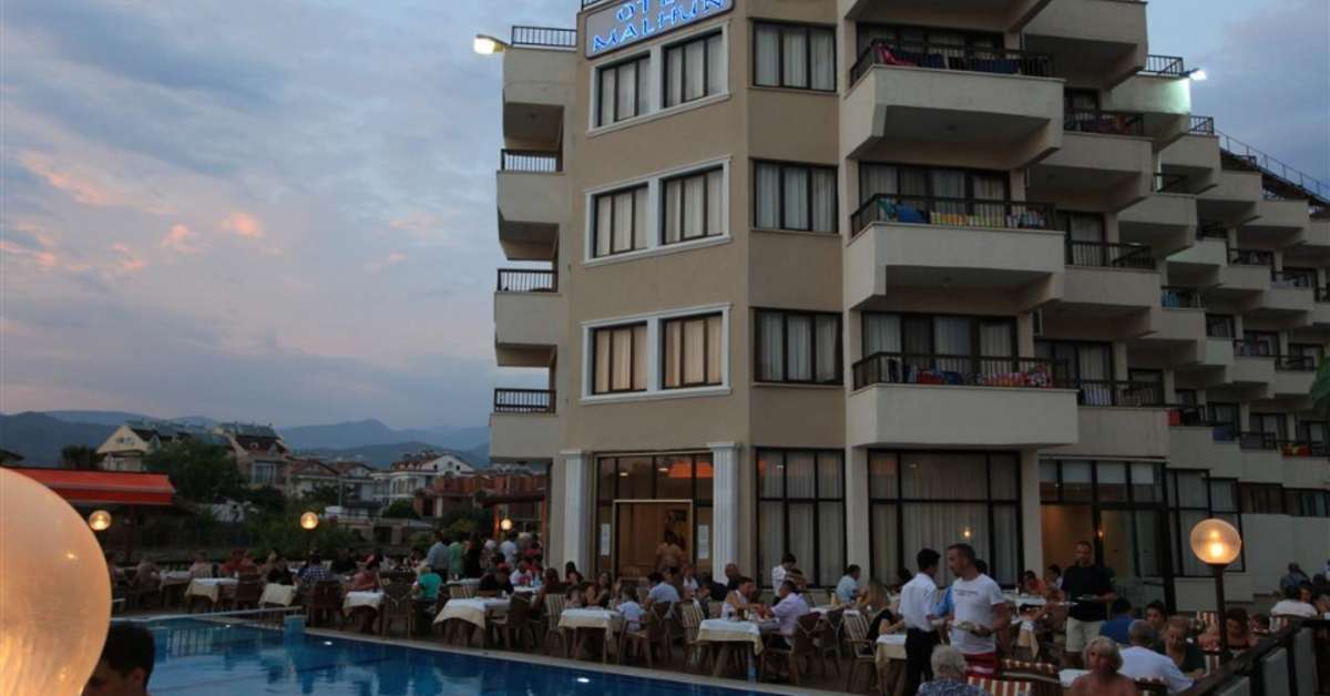 Ein Foto von der Außenansicht des Malhun Hotel