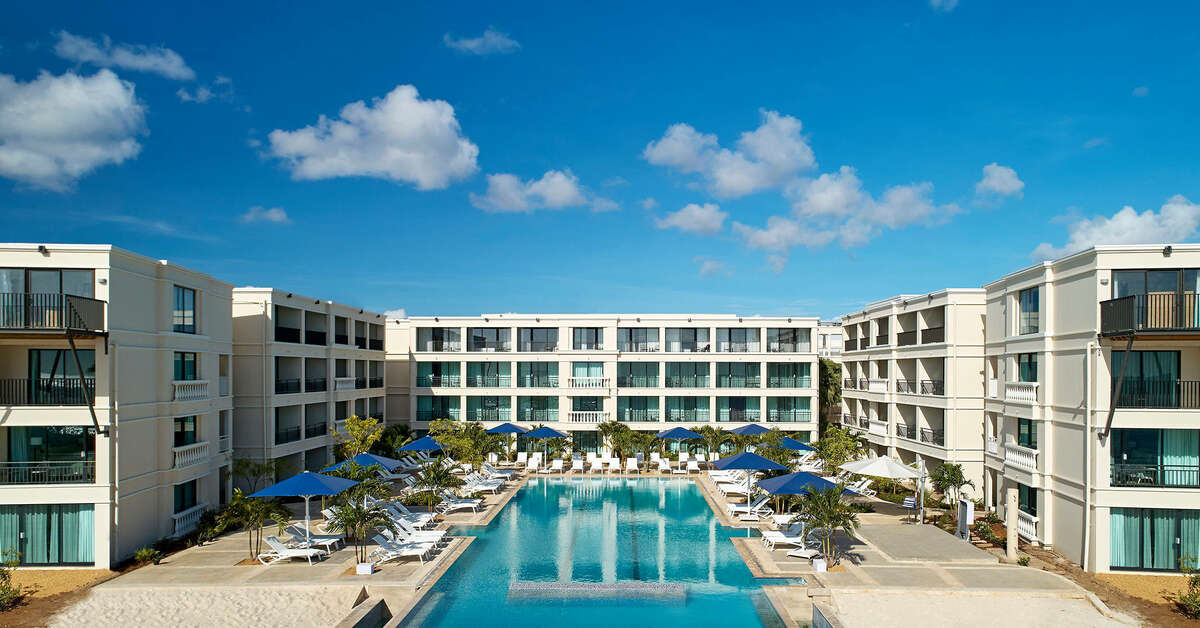 Een foto van het zwembad bij Curacao Marriott Beach Resort
