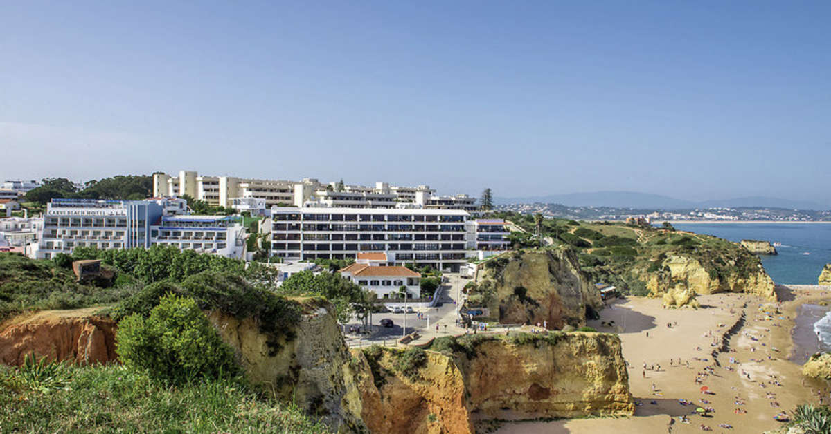 Een foto van de buitenkant van Carvi Beach Hotel