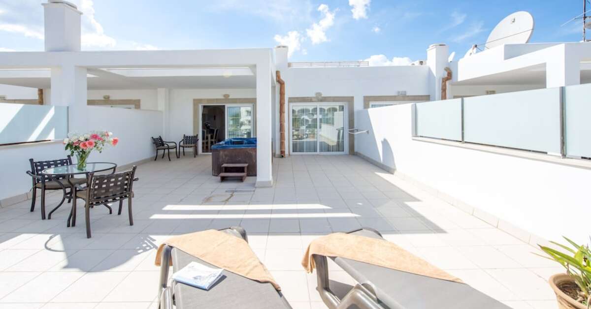 Een foto van het terras bij Ona Village Cala D'Or