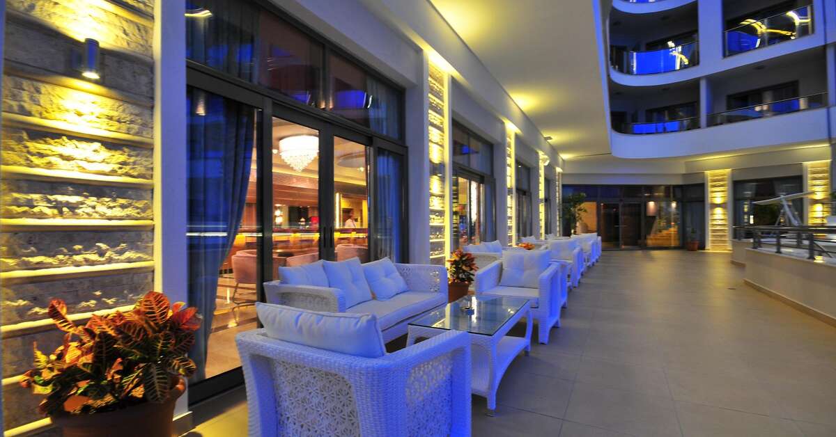 Een foto van het terras bij Hotel Golden Rock Beach
