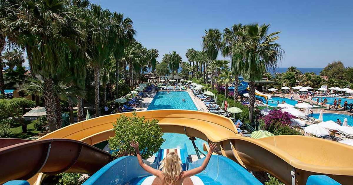 Een foto van het zwembad bij Meryan Hotel