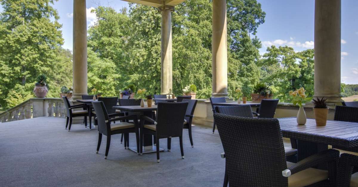 Een foto van het terras bij Schlosshotel Fleesensee