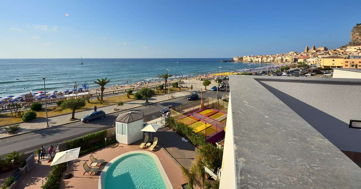 Ein Foto vom Pool im Hotel Astro Suite
