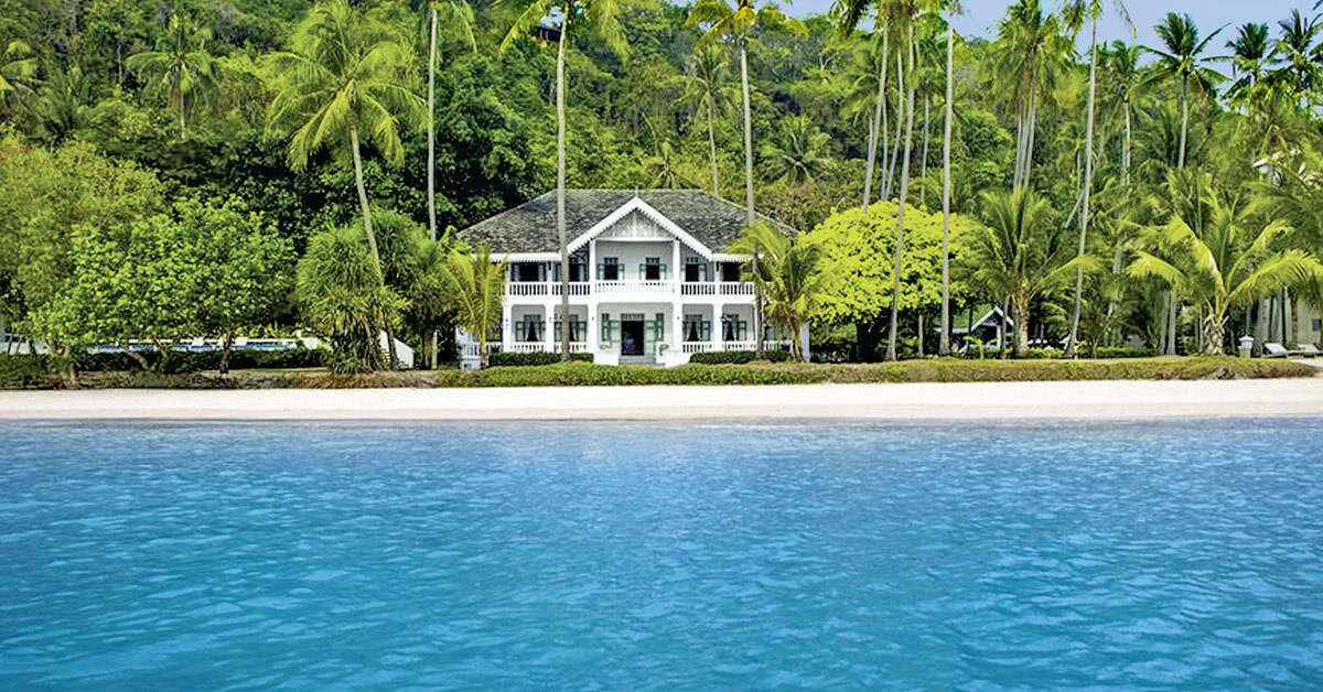 Een foto van de buitenkant van Cape Panwa Hotel