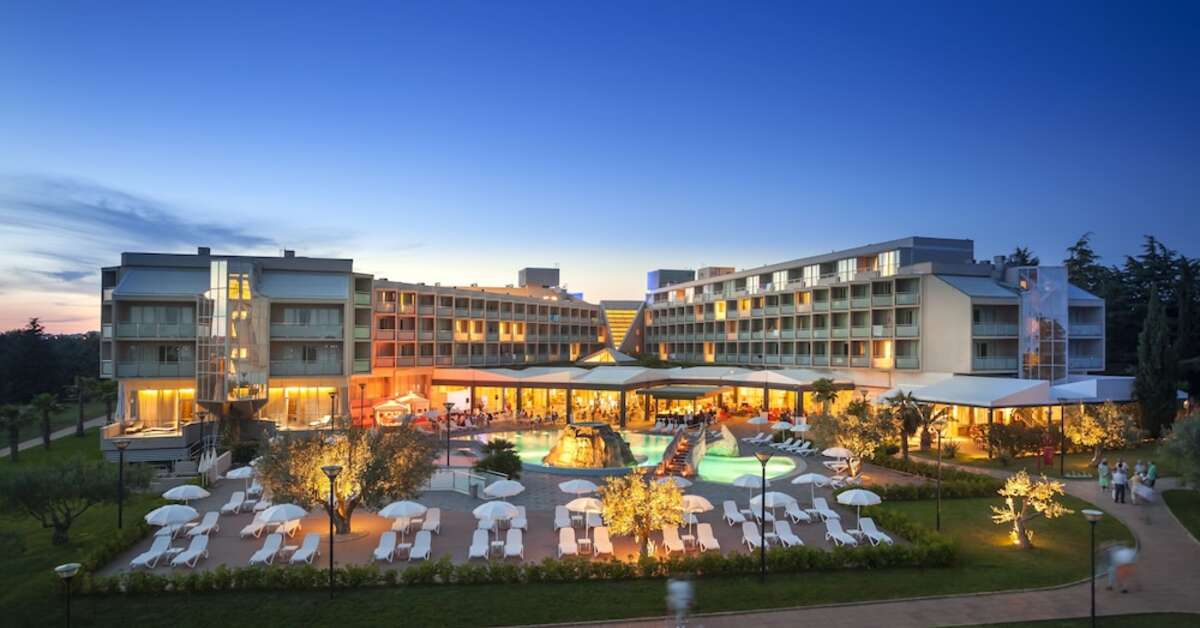 Een foto van de buitenkant van Aminess Vival Maestral Hotel