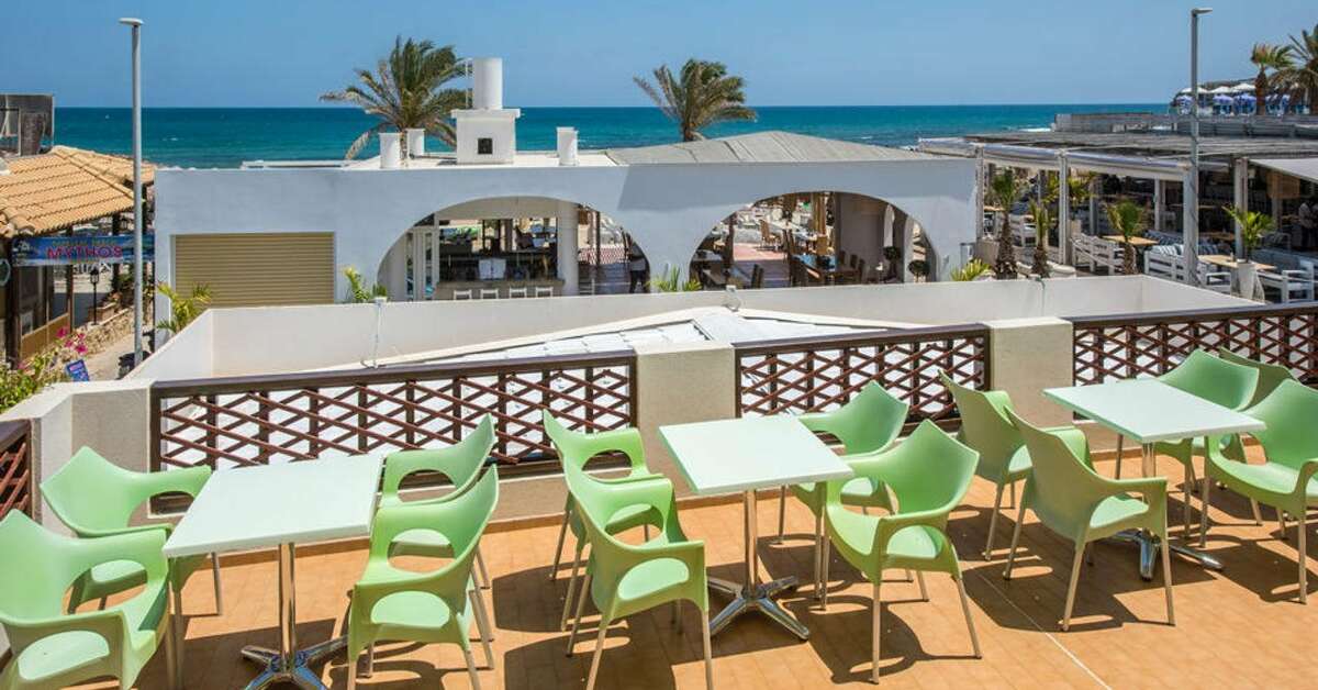 Een foto van het terras bij Hotel Smaragdine Beach