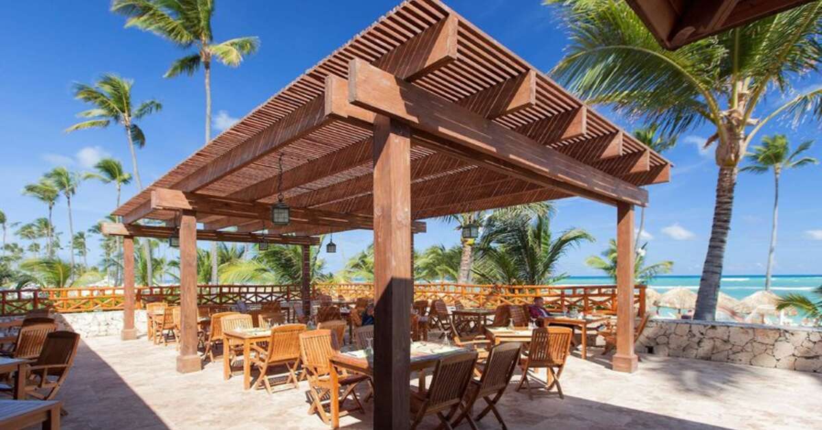 Een foto van het terras bij Hotel Majestic Elegance Punta Cana