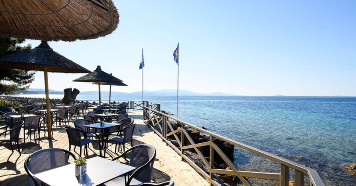 Een foto van het terras bij Blue Dolphin Hotel