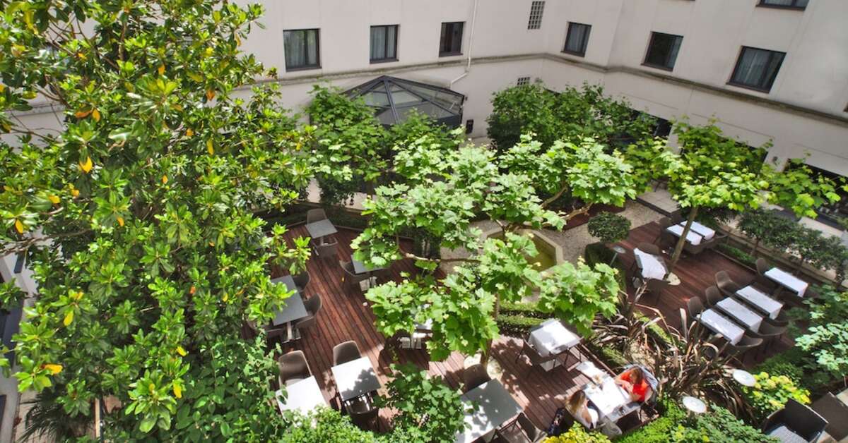 Een foto van het terras bij Concorde Montparnasse Hotel