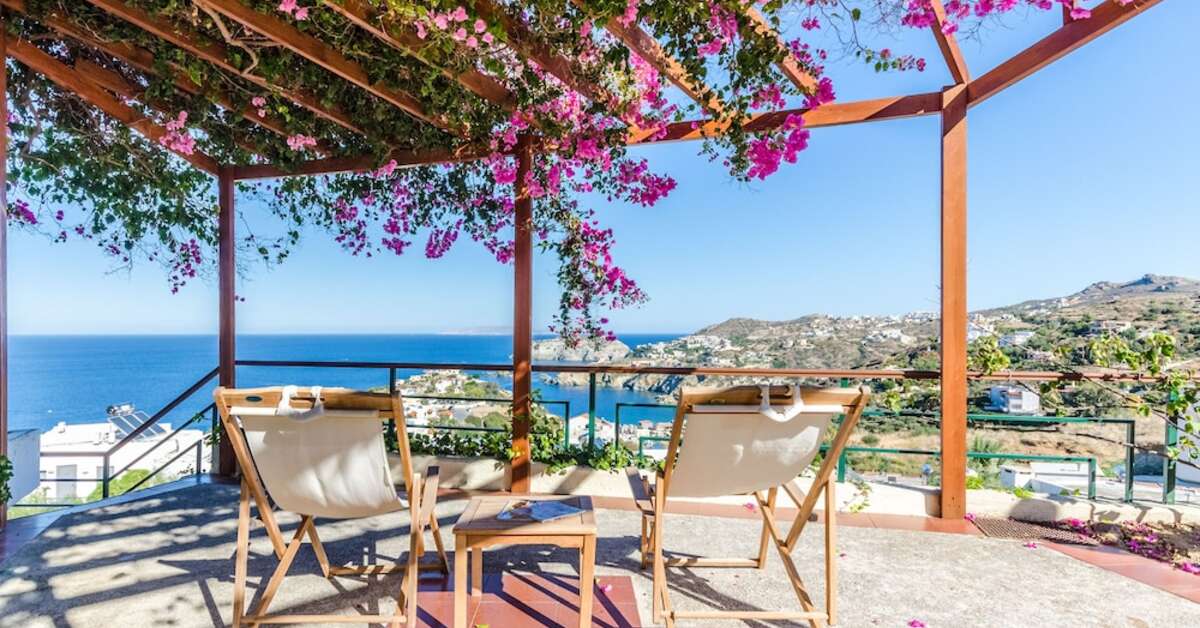 Een foto van het terras bij Pela Mare Hotel