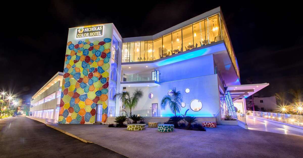 Een foto van de buitenkant van Nicholas Color Hotel