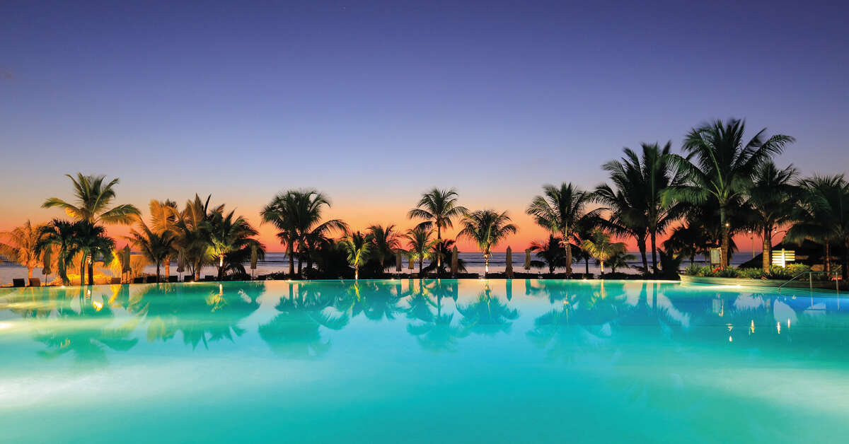 Ein Foto vom Pool im Victoria Beachcomber Resort & Spa