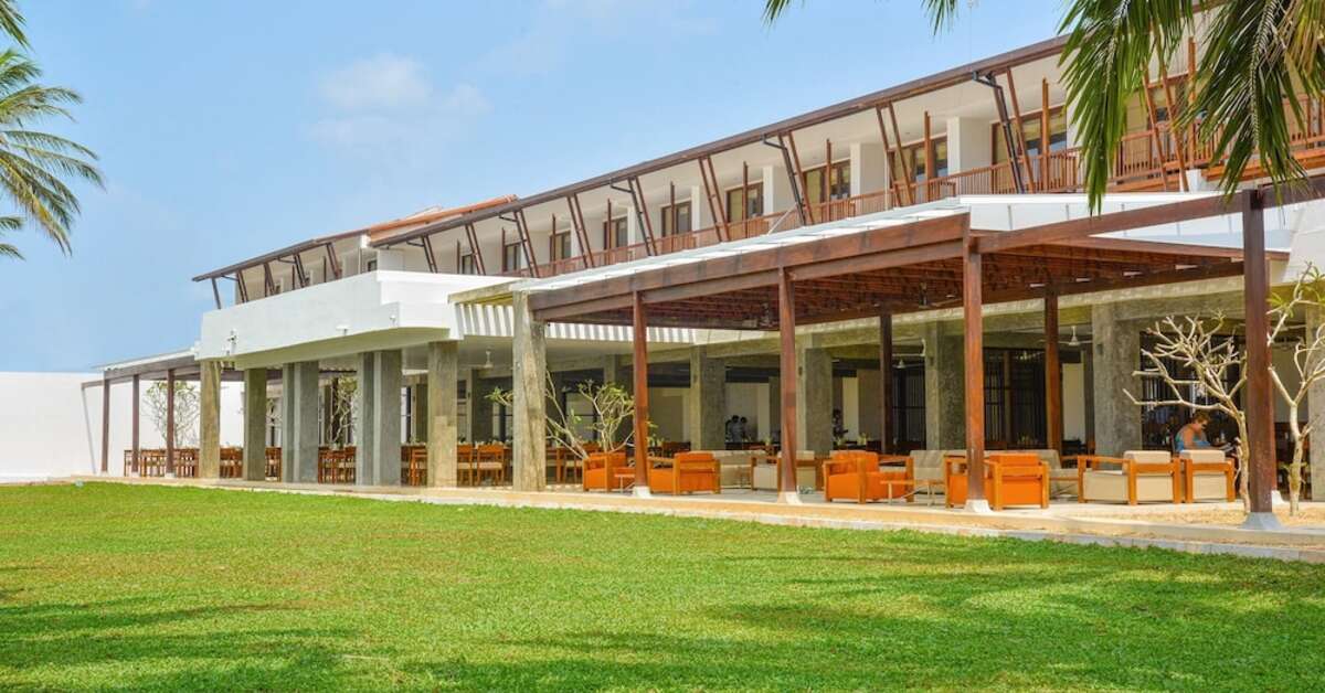 Een foto van het terras bij Goldi Sands Hotel