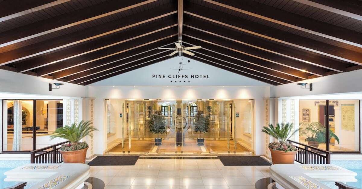 Ein Foto von der Außenansicht des Pine Cliffs Hotel A Luxury Collection Resort