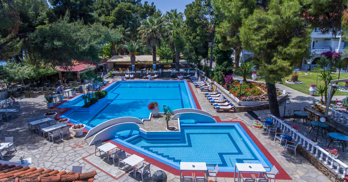 Een foto van het zwembad bij Porfi Beach Hotel