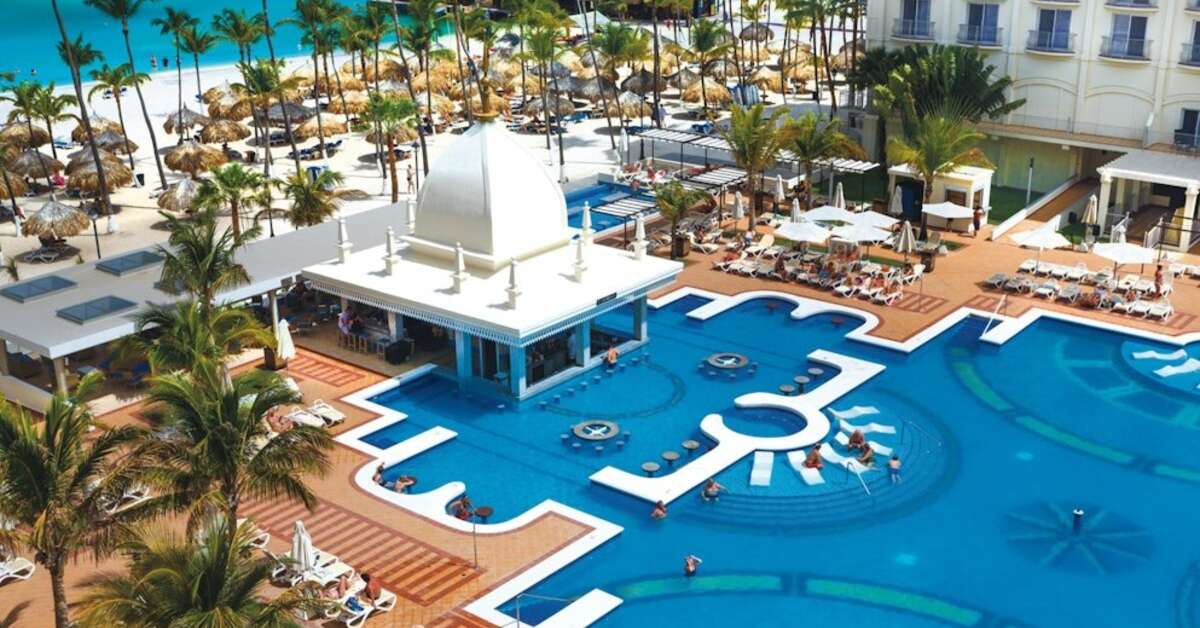 Een foto van het zwembad bij Riu Palace Aruba