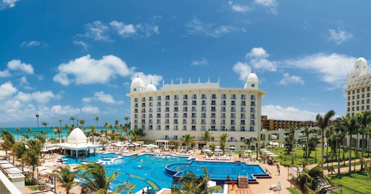 Een foto van het zwembad bij Riu Palace Aruba