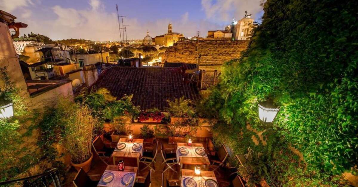 Een foto van het terras bij The Inn at the Roman Forum
