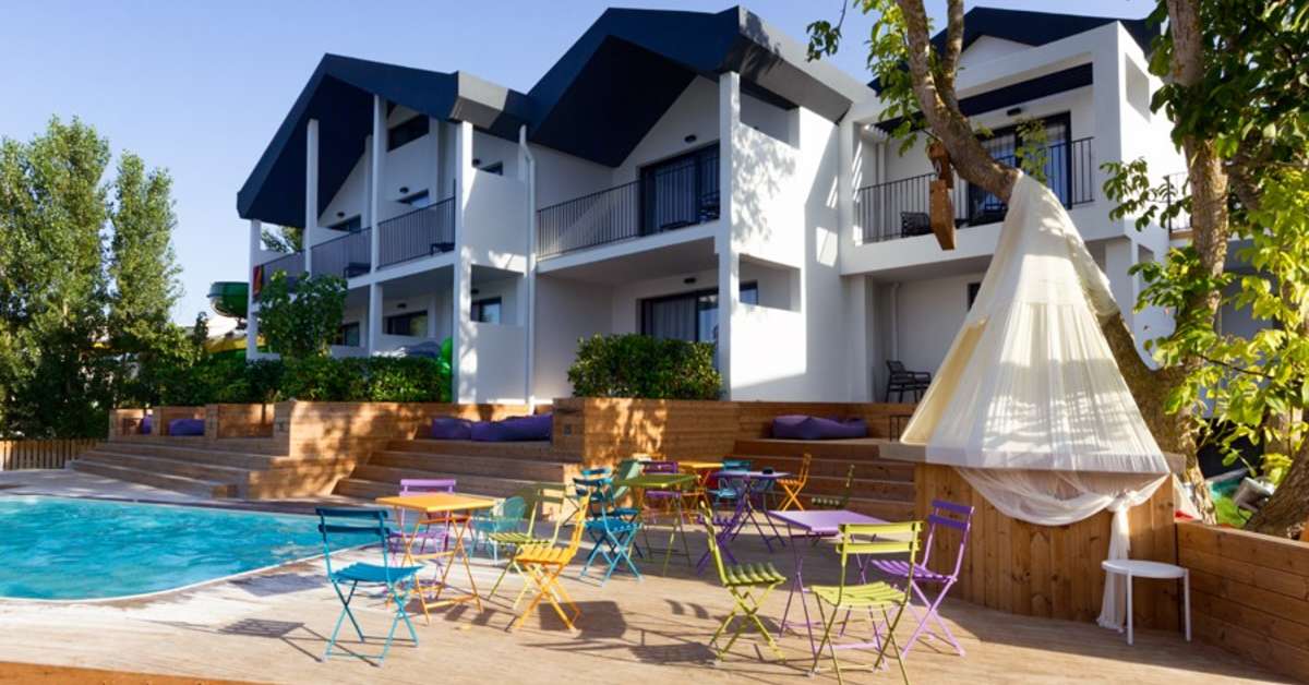 Een foto van het terras bij Aqua Bay Hotel