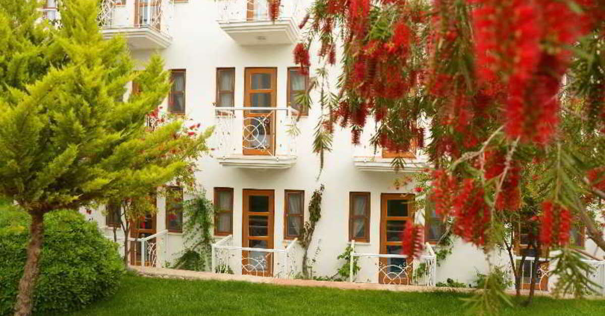 Een foto van de buitenkant van White Hotel