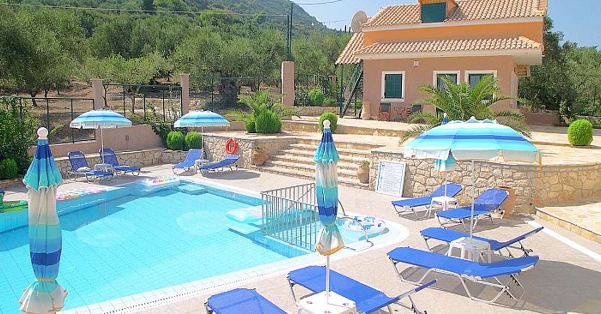 Een foto van het zwembad bij Rentaki Villas
