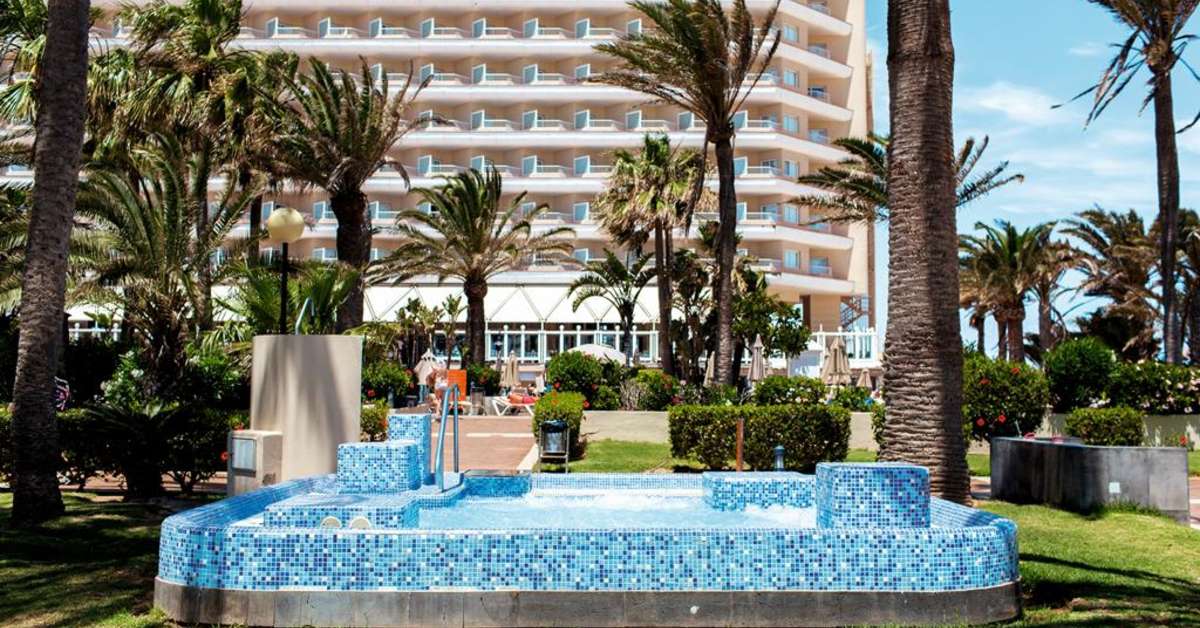 Een foto van het zwembad bij Riu Oliva Beach Resort