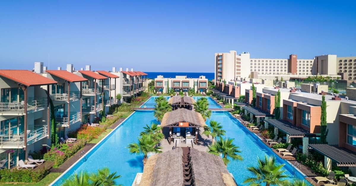 Een foto van het zwembad bij Concorde Luxury Resort