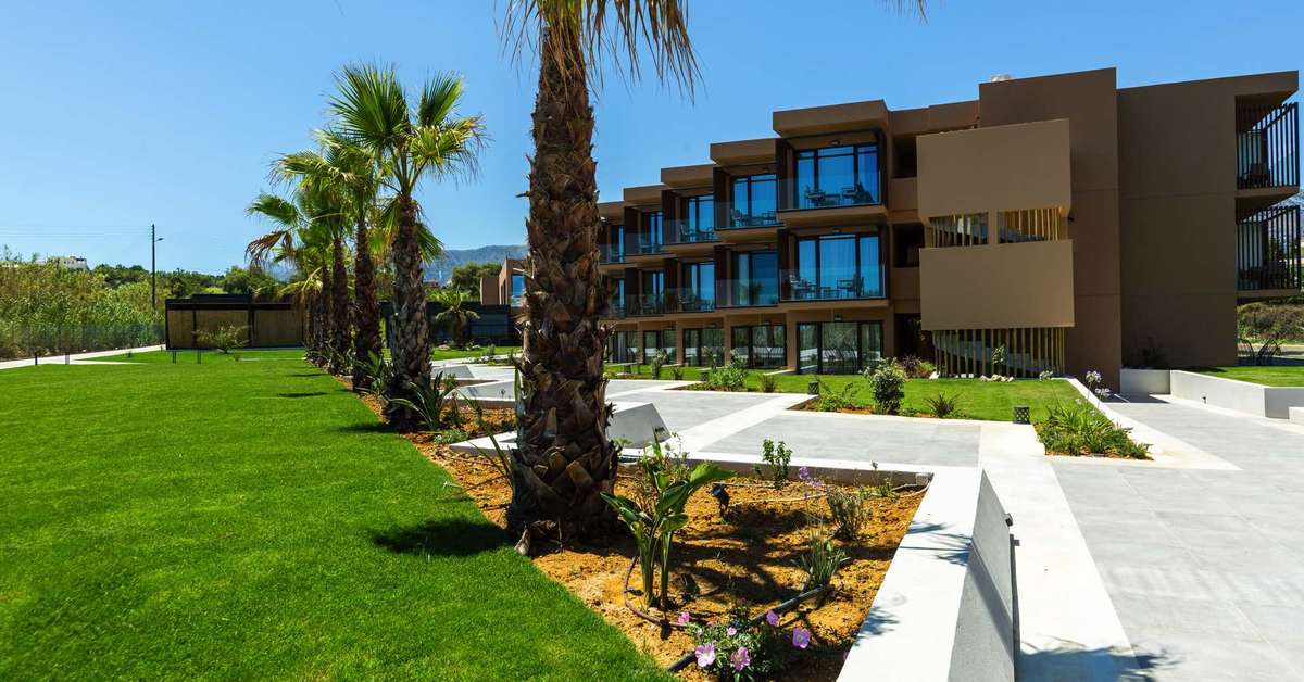 Een foto van de buitenkant van Kimpton La Mer Resort & Spa