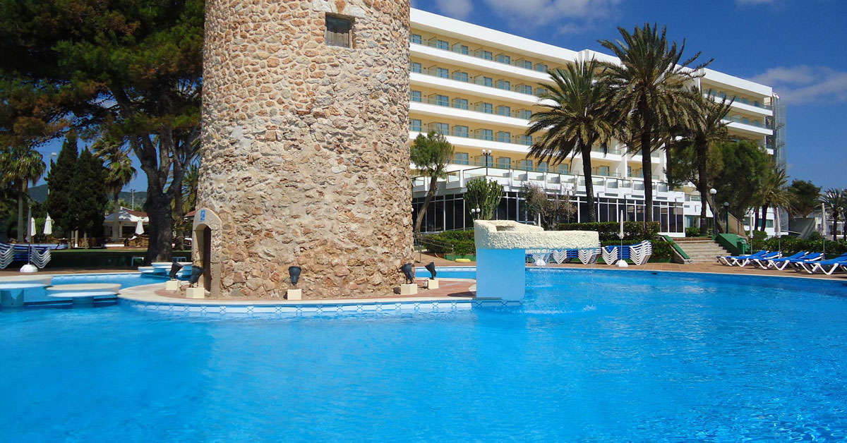 Ein Foto vom Pool im Hotel Torre del Mar