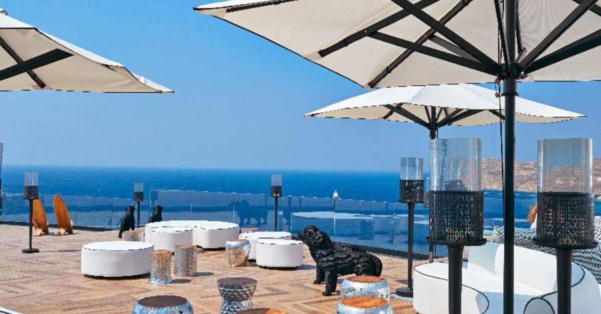 Een foto van het terras bij Myconian Royal Resort