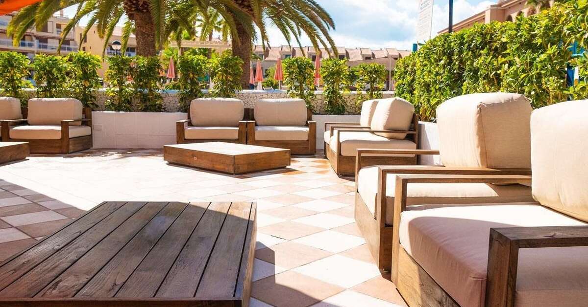 Een foto van het terras bij Hotel Coral Compostela Beach