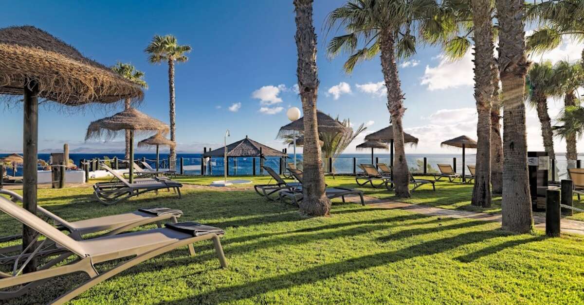 Een foto van het terras bij H10 Timanfaya Palace