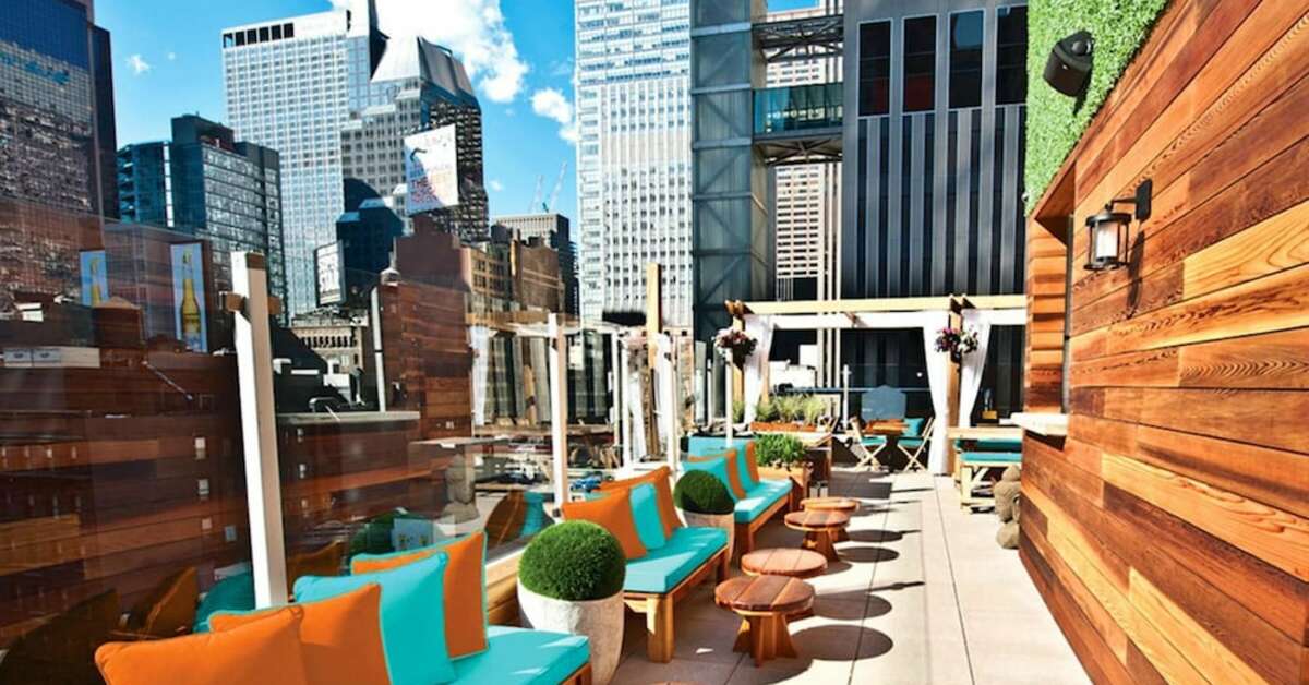 Een foto van het terras bij Sanctuary Hotel New York