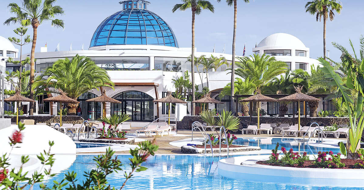Een foto van het zwembad bij Elba Lanzarote Royal Village Resort