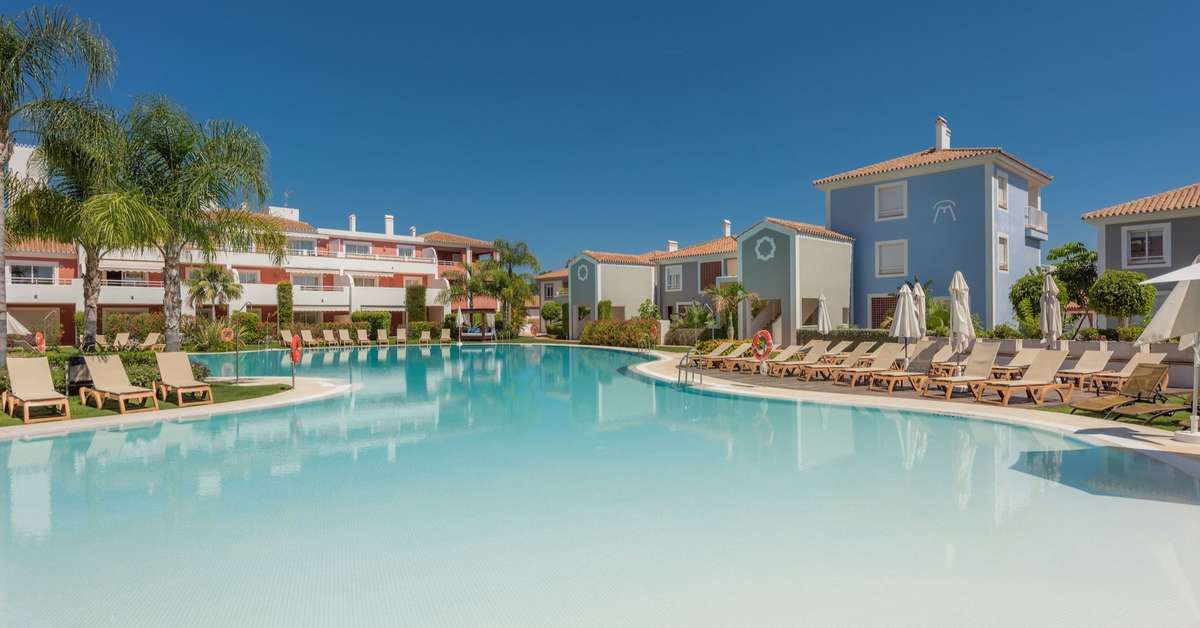 Een foto van het zwembad bij Cortijo del Mar Resort
