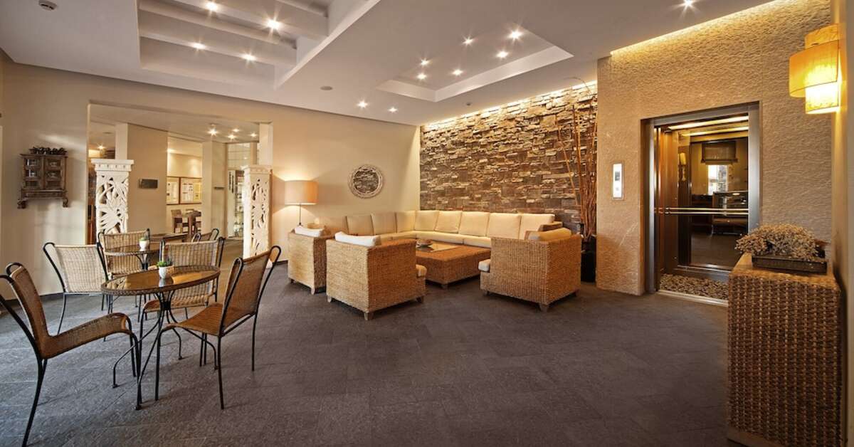 Een foto van het interieur van Hawaii Hotel