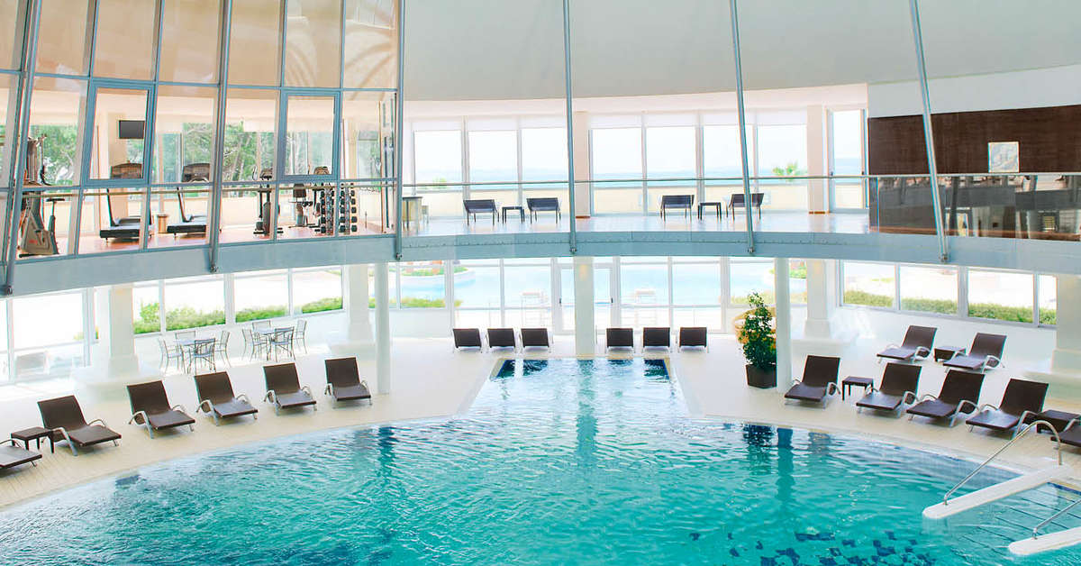 Een foto van het zwembad bij Le Meridien Lav