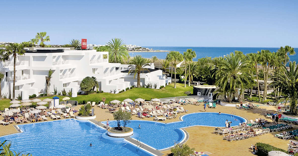 Een foto van het zwembad bij Riu Paraiso Lanzarote Resort