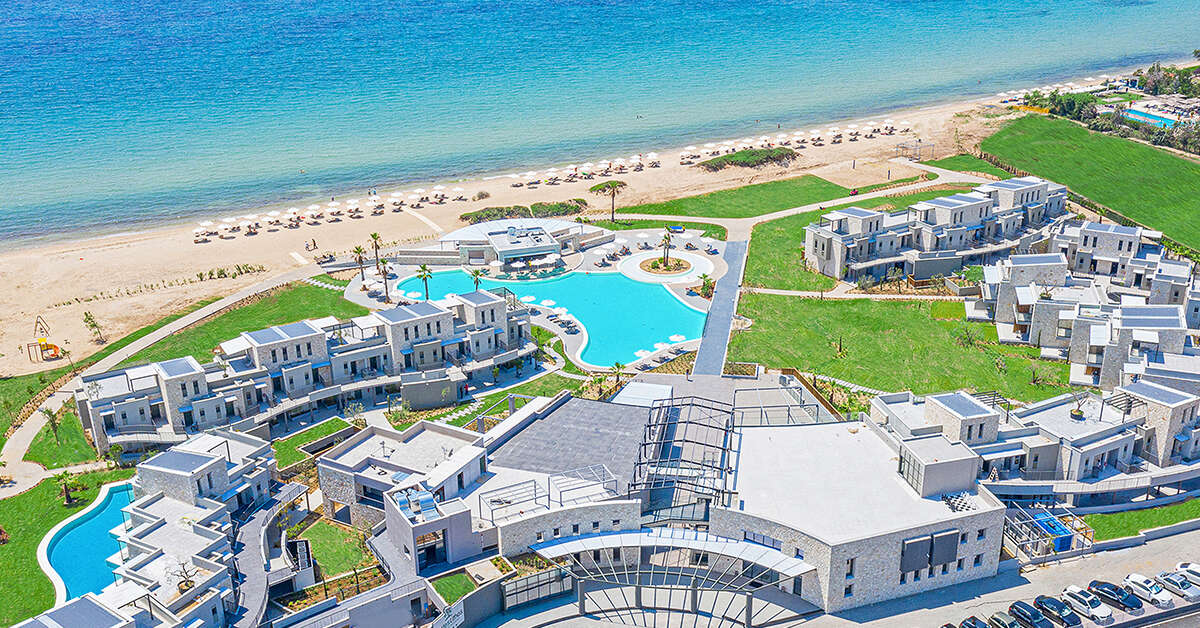 Een foto van het zwembad bij Portes Lithos Luxury Resort