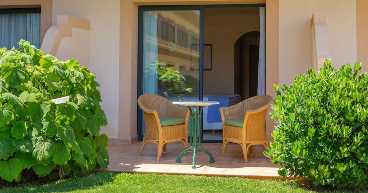 Een foto van het terras bij La Quinta Menorca by Portblue Boutique