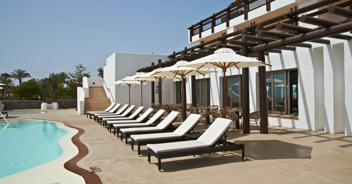 Een foto van het terras bij Las Terrazas de Abama Suites