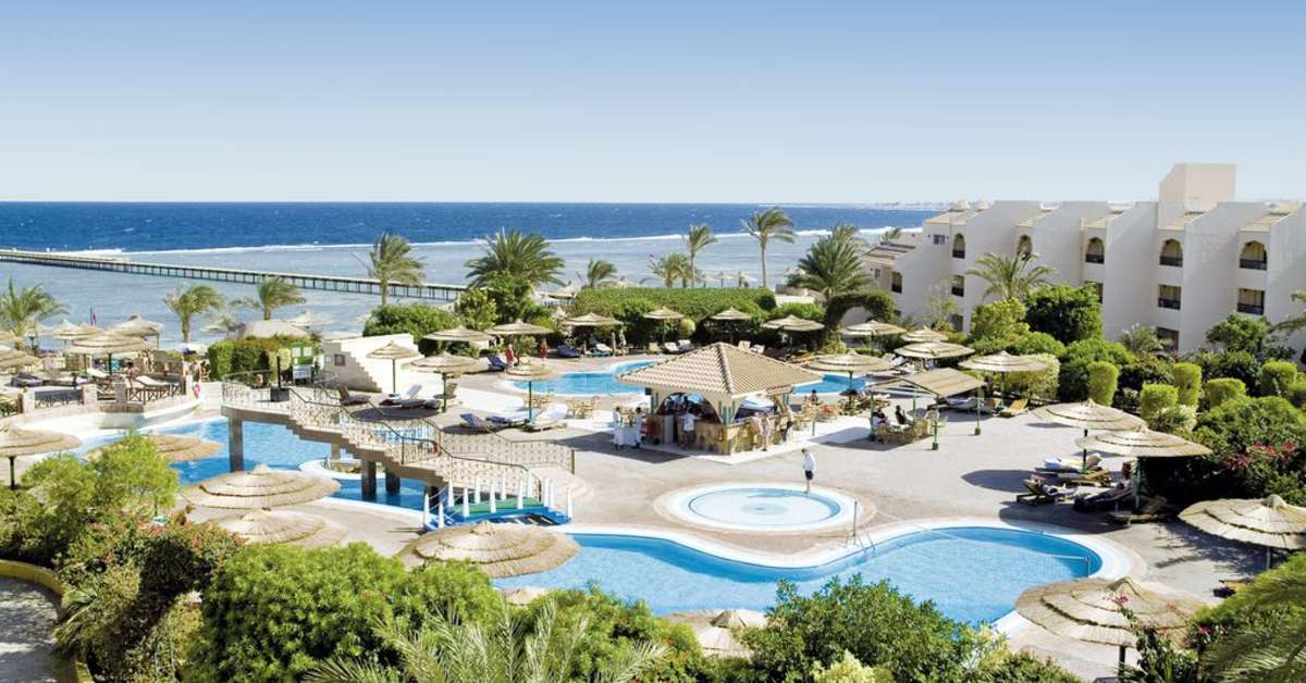 Een foto van het zwembad bij Flamenco Beach & Resort