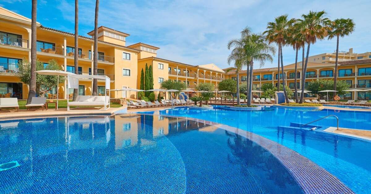 Een foto van het zwembad bij CM Mallorca Palace