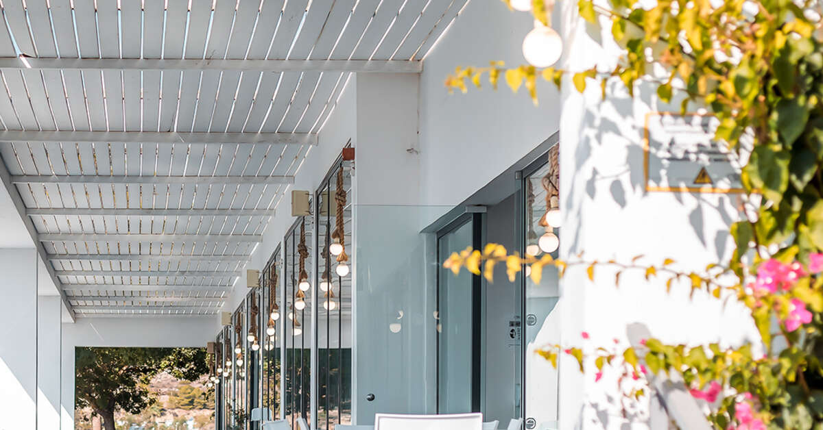 Een foto van het terras bij Hotel Ellia