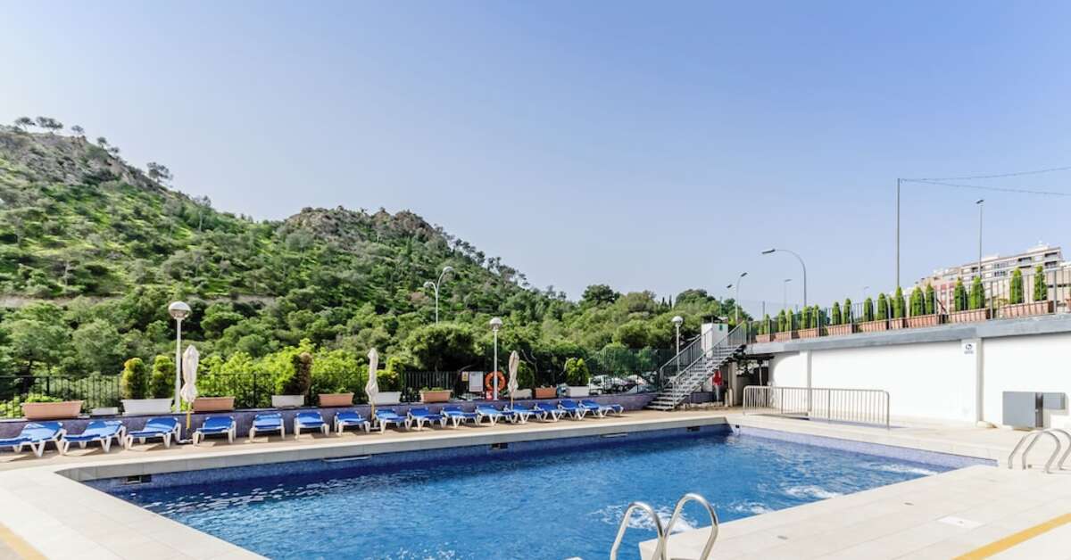 Een foto van het zwembad bij Sercotel Maya Alicante