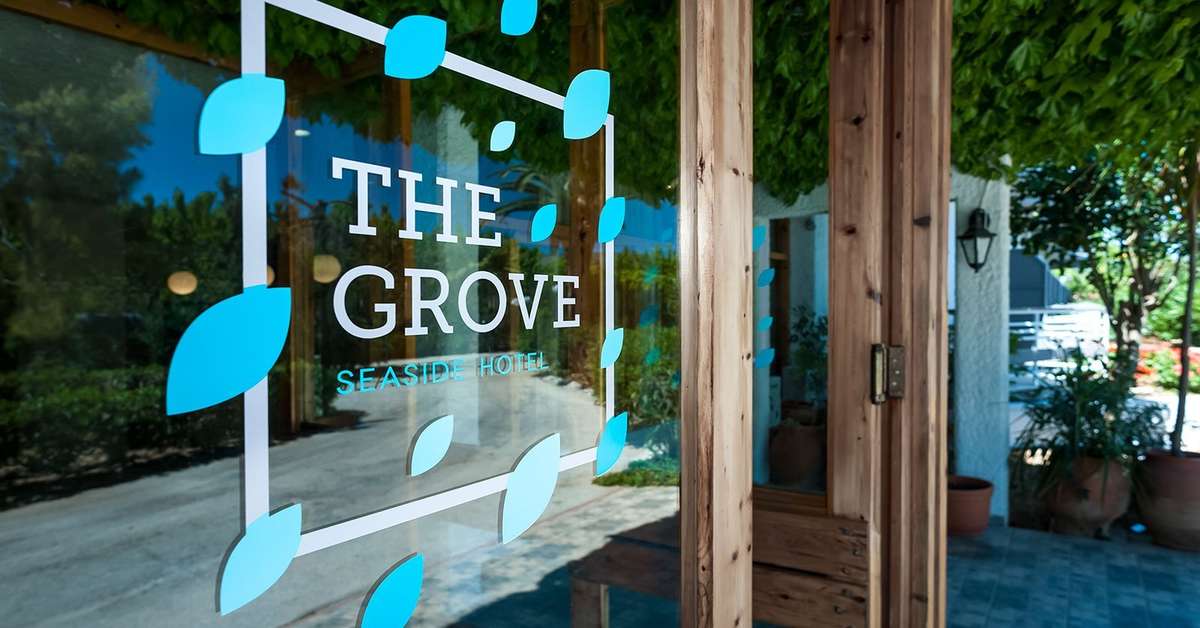 Een foto van de buitenkant van The Grove Seaside Hotel