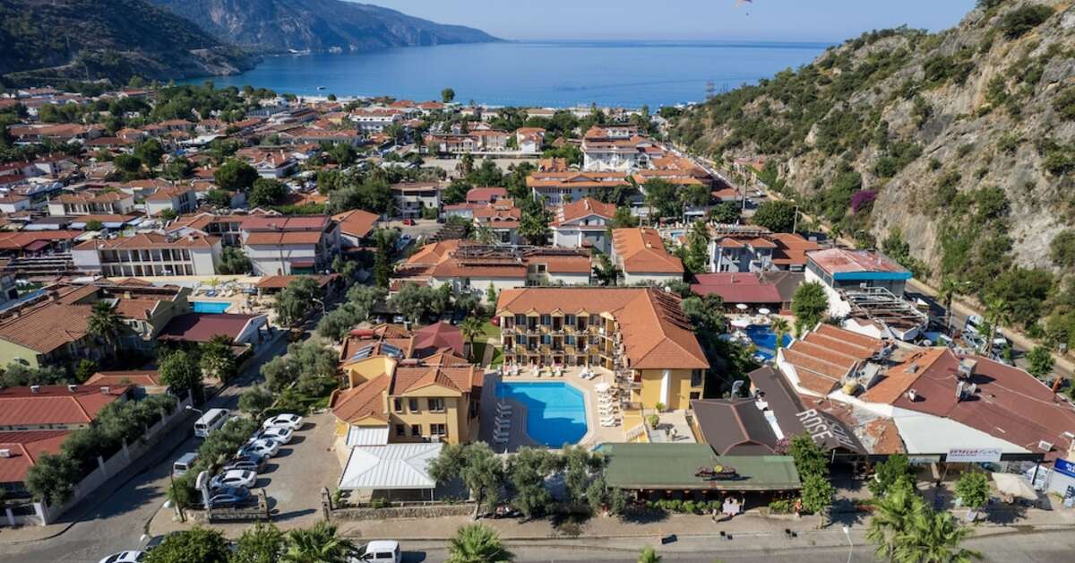 Een foto van de buitenkant van Belcehan Beach Hotel